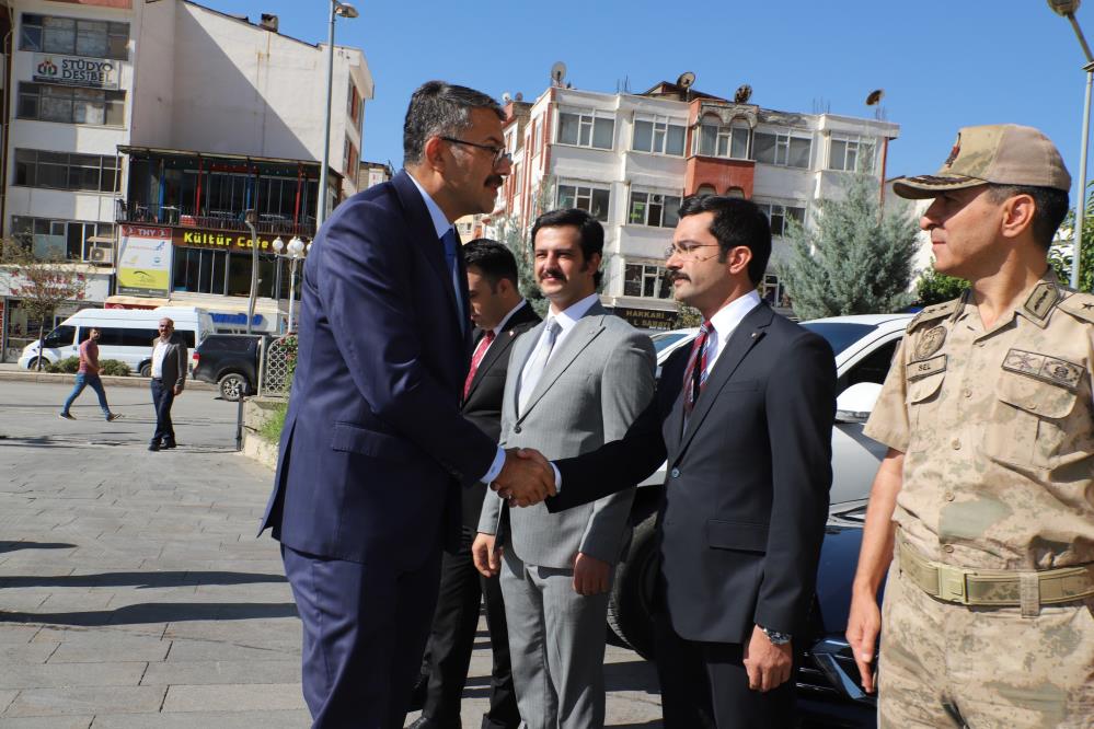 Hakkari Valisi Çelik göreve başladı