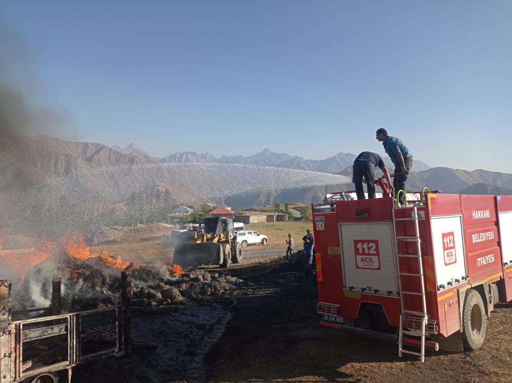 Hakkari’de 600 bağ ot ve kamyonet yandı