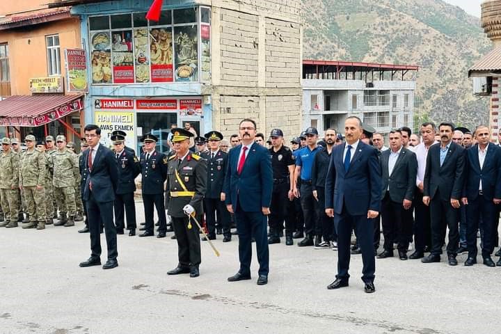 Şemdinli ve Derecik’te Zafer Bayramı coşkuyla kutlandı