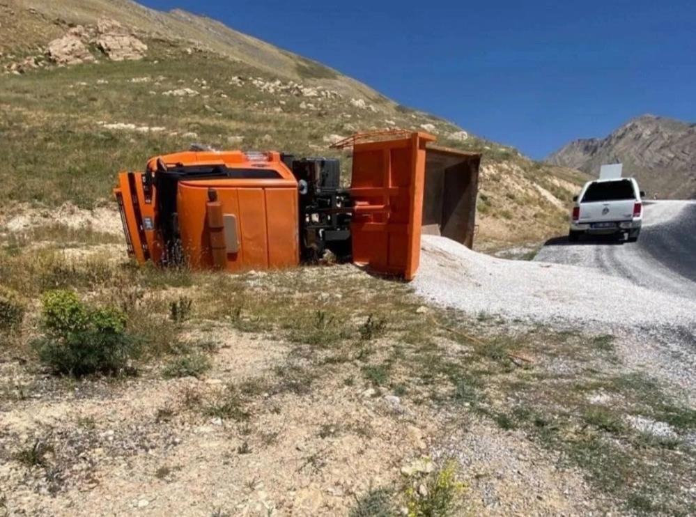 Van’da mucur yüklü kamyon devrildi: 1 yaralı