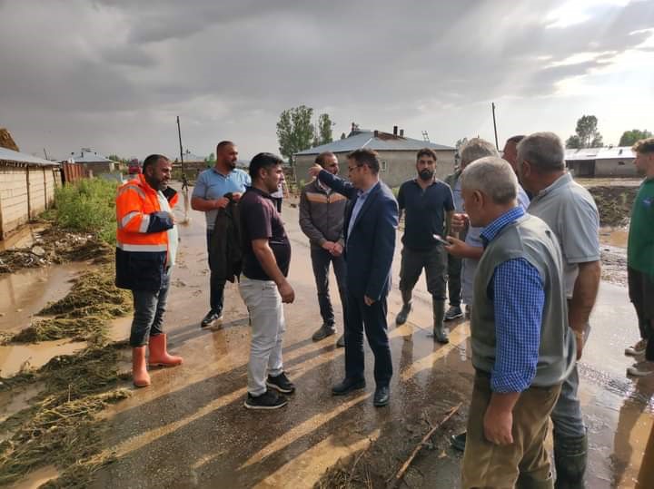 Özalp’ta dolu ve sel hasara neden oldu