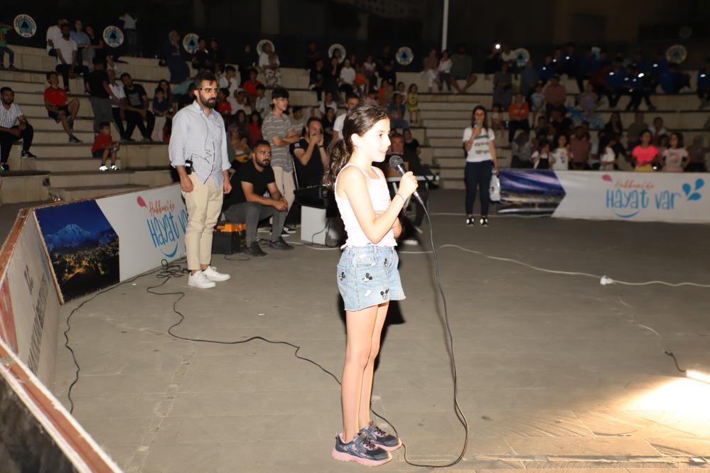 Hakkari’de çocuk ve yetişkinlerin sahne performansı mest etti