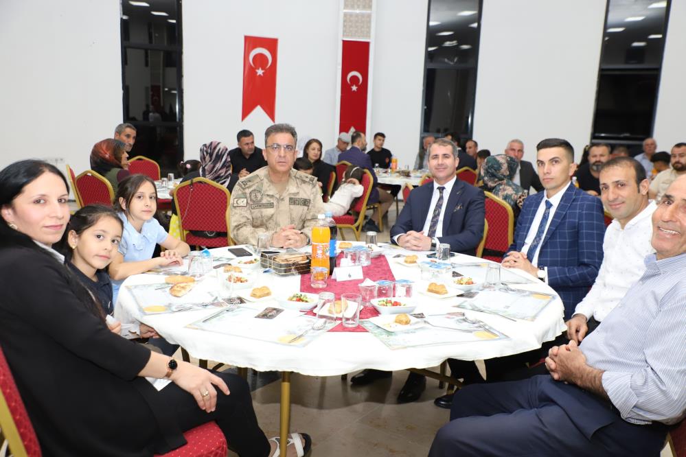 Hakkari’de gazi ve şehit aileleri onuruna yemek verildi