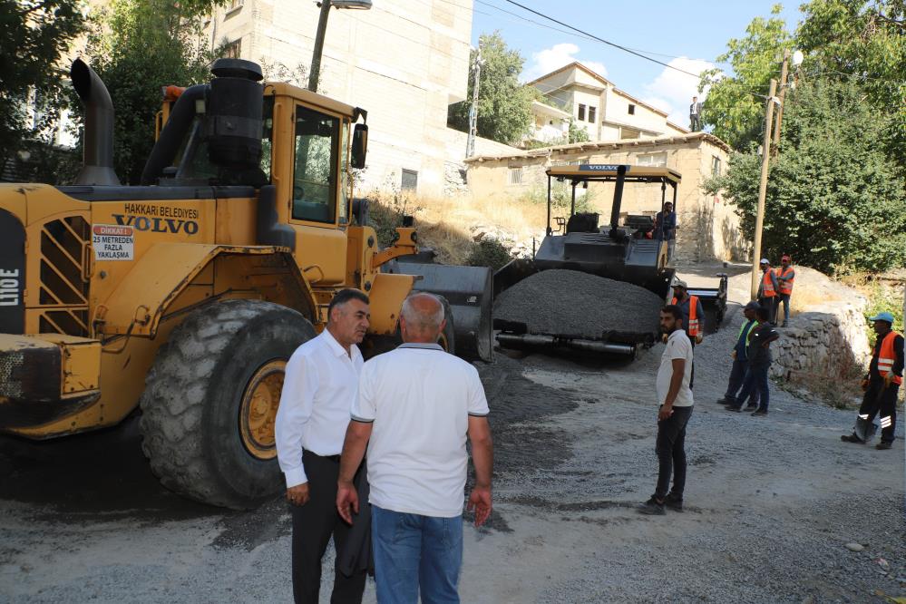 Hakkari’de bir semt ilk defa asfalta kavuşuyor