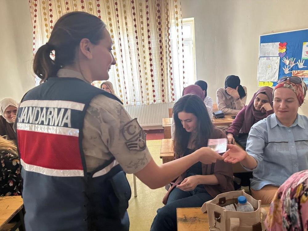 Hakkari’de jandarma ekiplerinin bilgilendirme çalışmaları davam ediyor