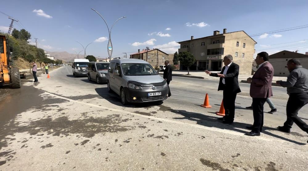 Yüksekova’da 7 yıldır kapalı olan İpekyolu Caddesi trafiğe açıldı