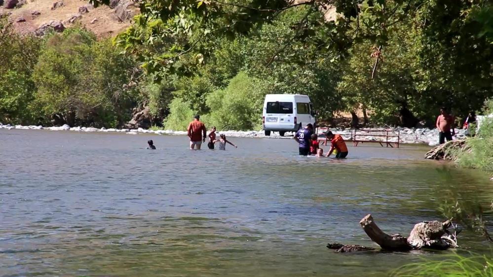 Derecik’te sıcaktan bunalan vatandaşlar derede serinliyor