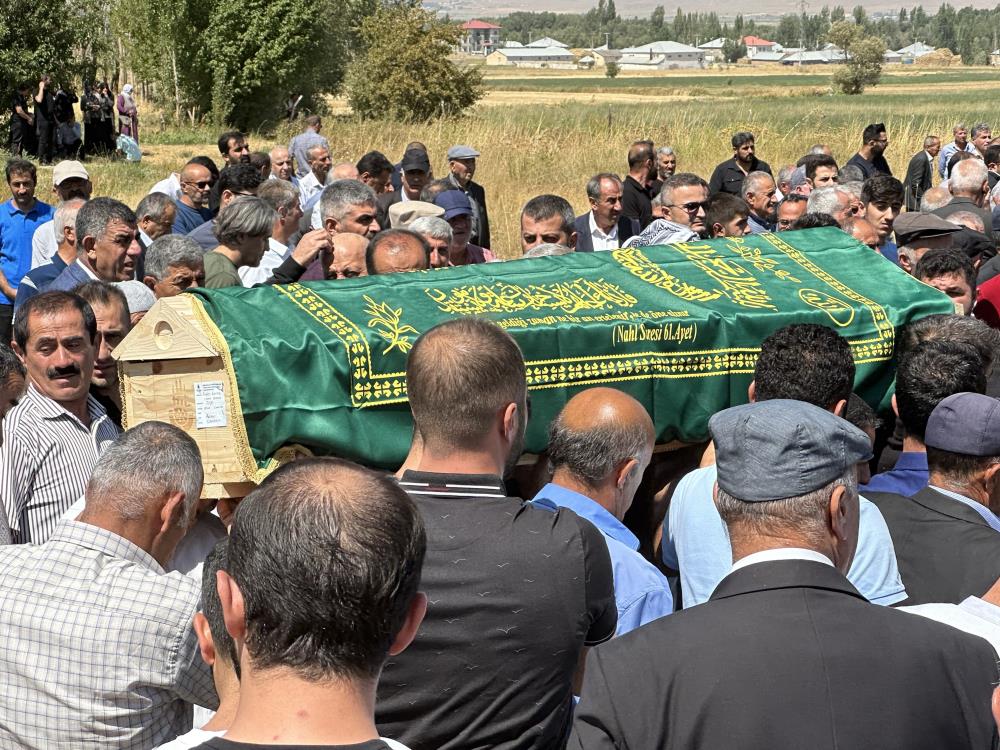 Bıçaklı saldırıya uğrayan BİM çalışanı Yüksekova’da toprağa verildi