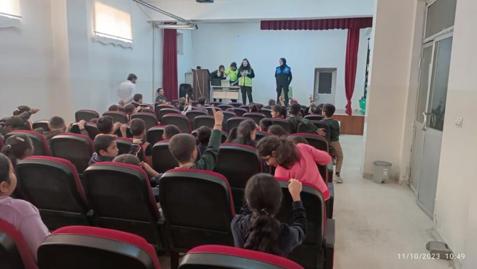 Şemdinli’de öğrencilere polis mesleği anlatıldı