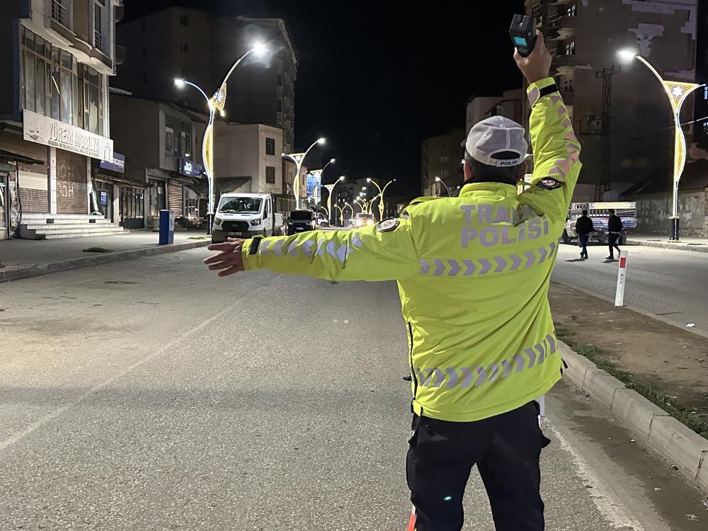 Yüksekova polisi, vatandaşın huzuru için gece gündüz alanda