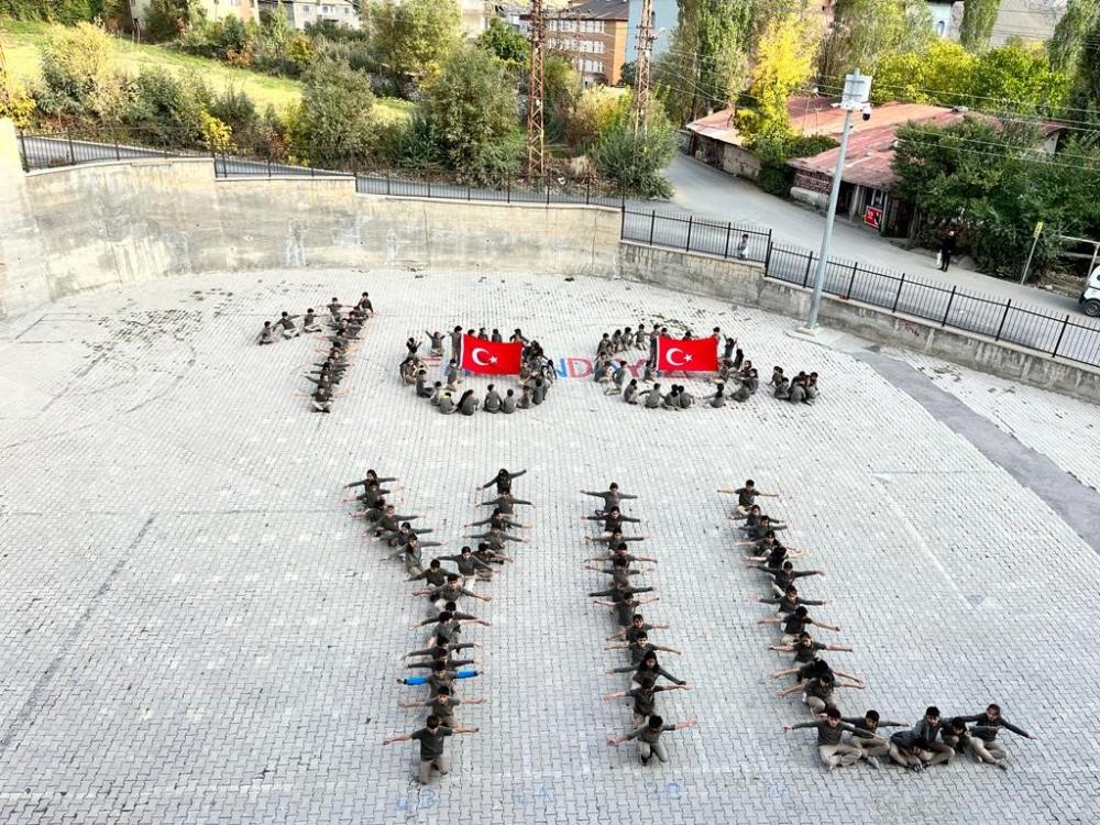 Hakkari’de “100. Yıl” ve “ay yıldız” koreografisi oluşturuldu