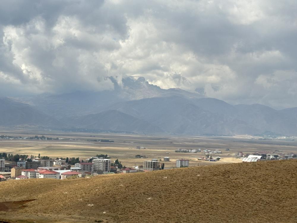 Yüksekova’ya mevsimin ilk karı düştü