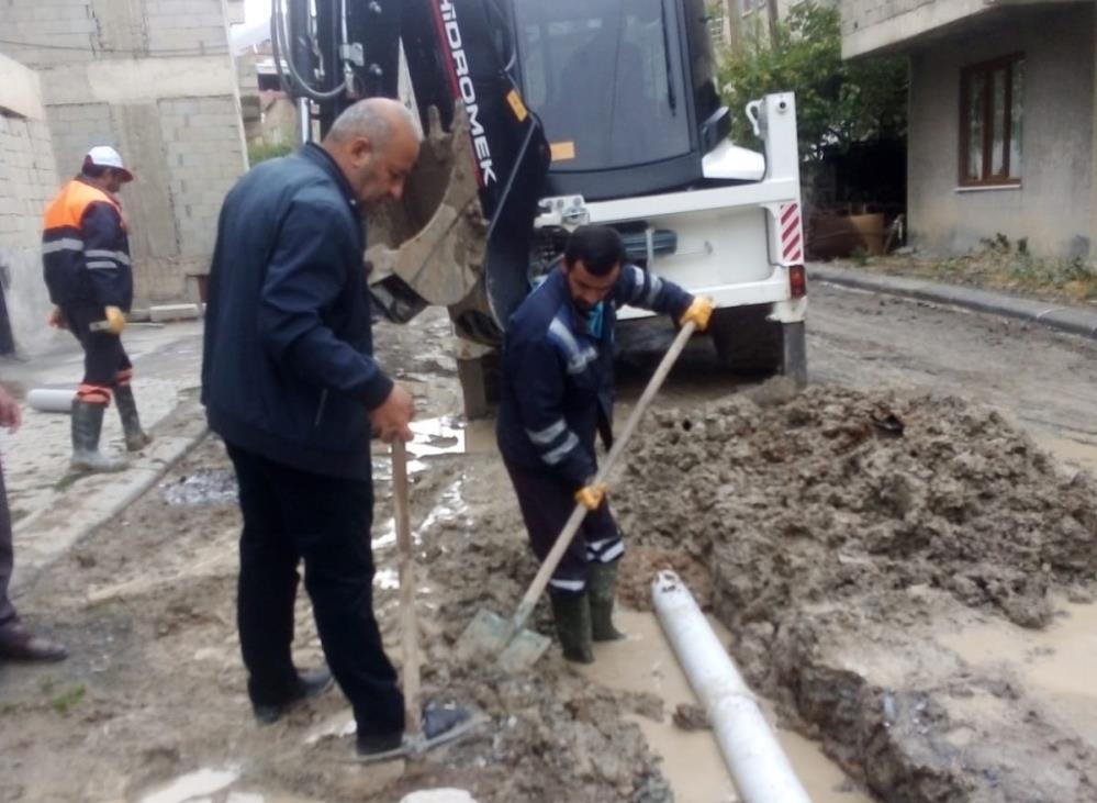 Hakkari Belediyesi ekiplerinden yağmur mesaisi