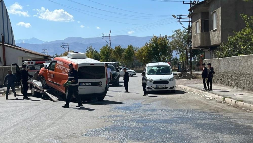 Yüksekova’da minibüs ile kamyonet çarpıştı: 3 yaralı