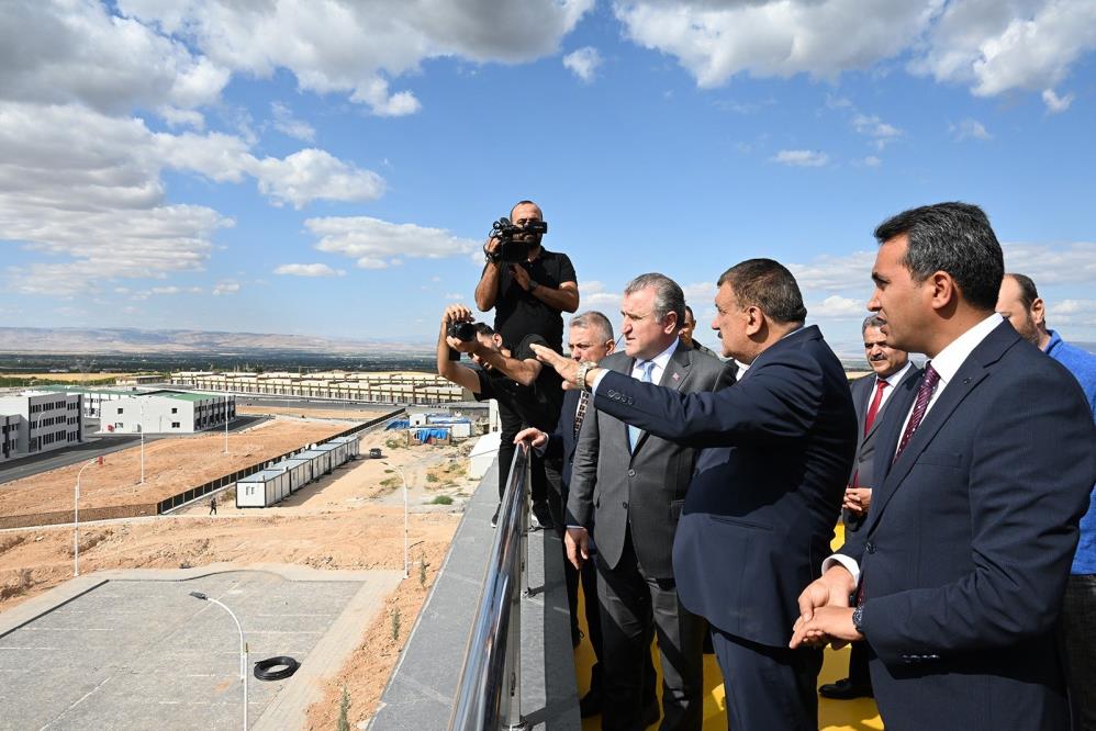 Bakan Bak: “Çok modern ve kayısı için önemli bir merkez”