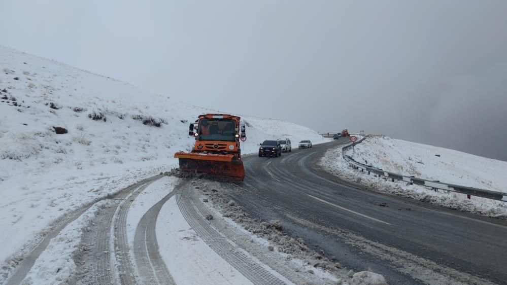 Van’da 2 bin 730 rakımlı Güzeldere Geçidi’nde kar yağışı