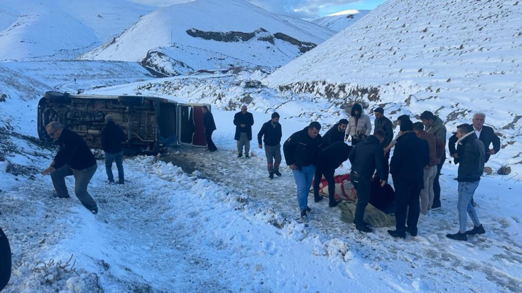 Hakkari Van kara yolunda kaza : 2 yaralı