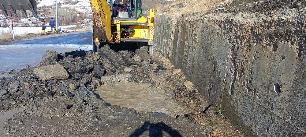 Hakkari’nin içme suyu ihtiyacını sağlayan şebeke patladı