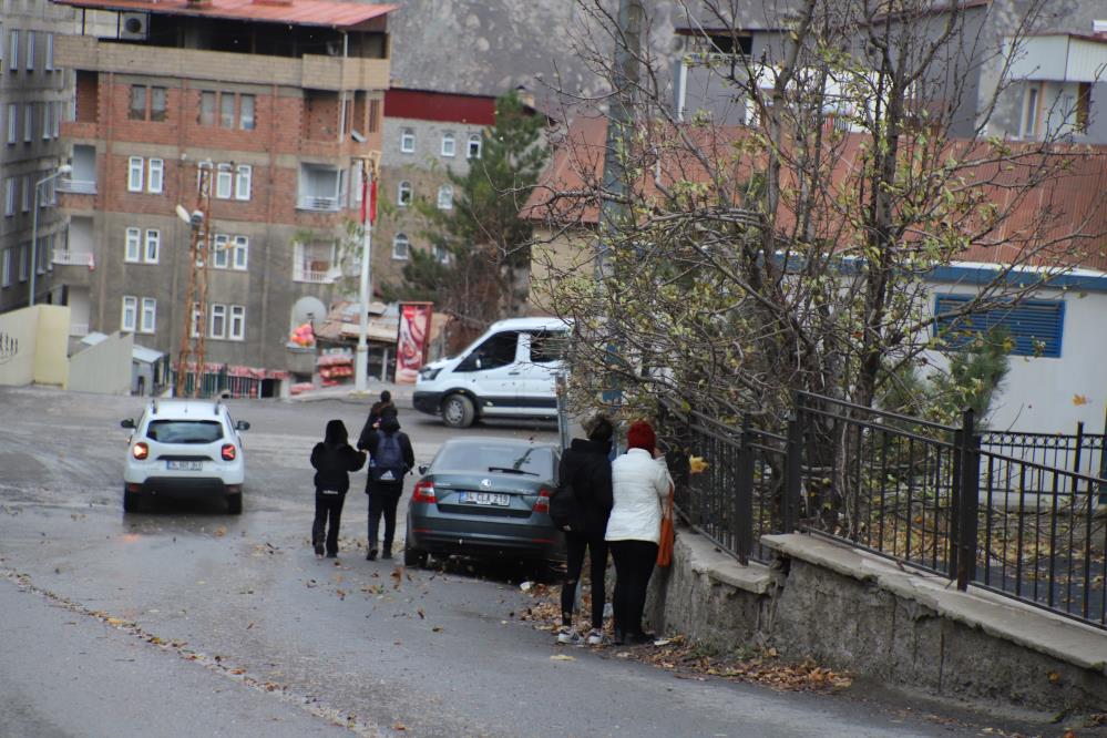 Hakkari’de kuvvetli rüzgar öğrencilere zor anlar yaşattı