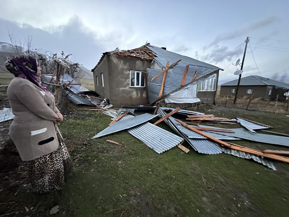 Fırtınada evlerinin çatısı uçan aile deprem zannederek kendilerini dışarı attı