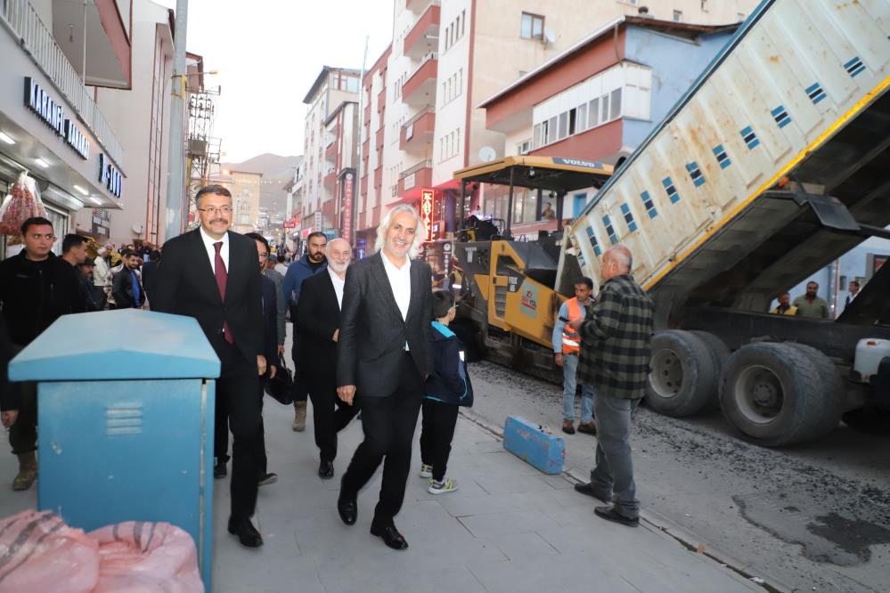 Vali Çelik, cami inşaatı ve asfalt çalışmalarını denetledi