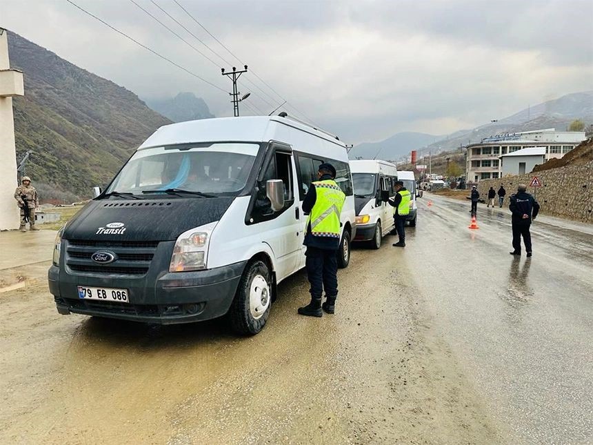 Şemdinli’de servis araçları denetlendi