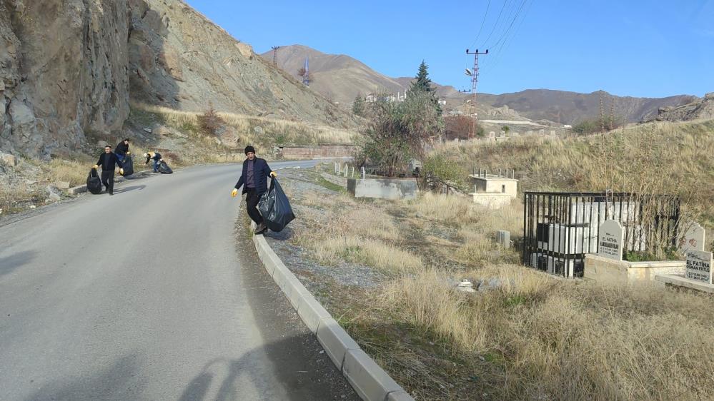 Mezarlıklarda temizlik çalışması başlatıldı