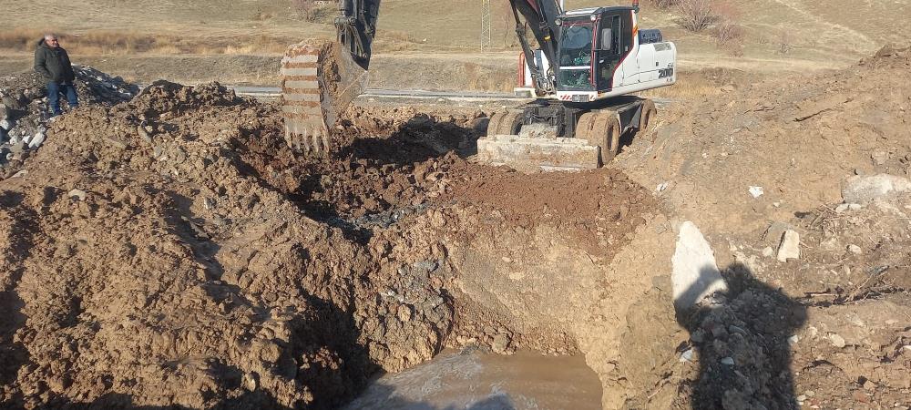 Hakkari’de içme suyu şebekesi patladı