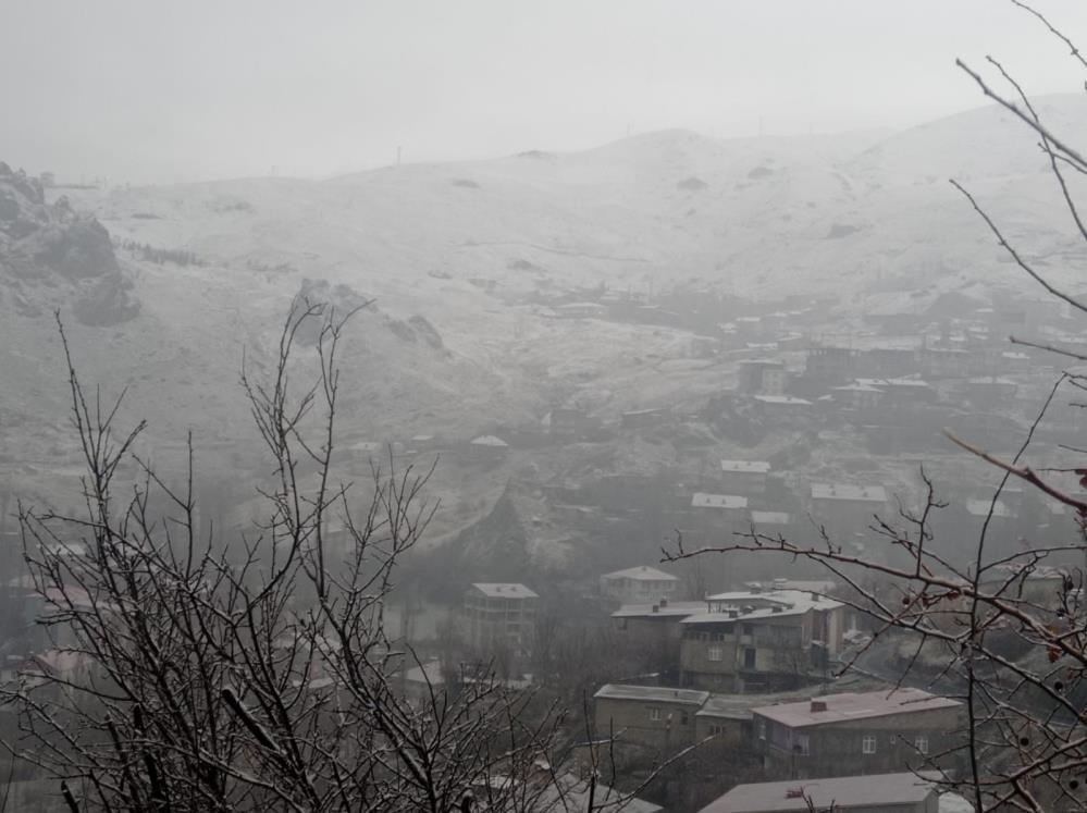 Hakkari’de karla karışık yağmur etkili oldu