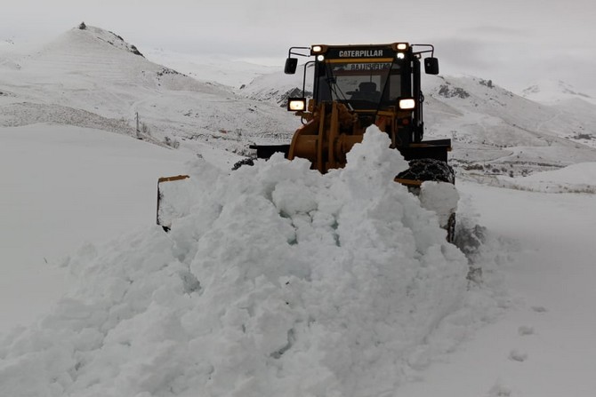 Hakkari’de 18 yerleşim yerinin yolu ulaşıma açıldı