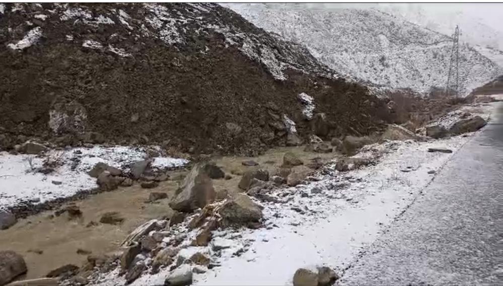 Dağdan kopan kaya parçaları köy halkını korkuttu