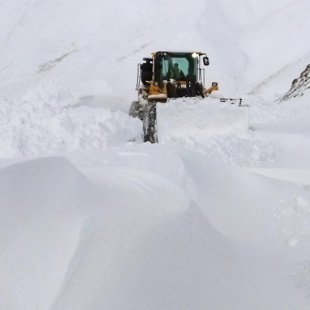 Hakkari’de kardan kapanan yollar tek tek açılıyor