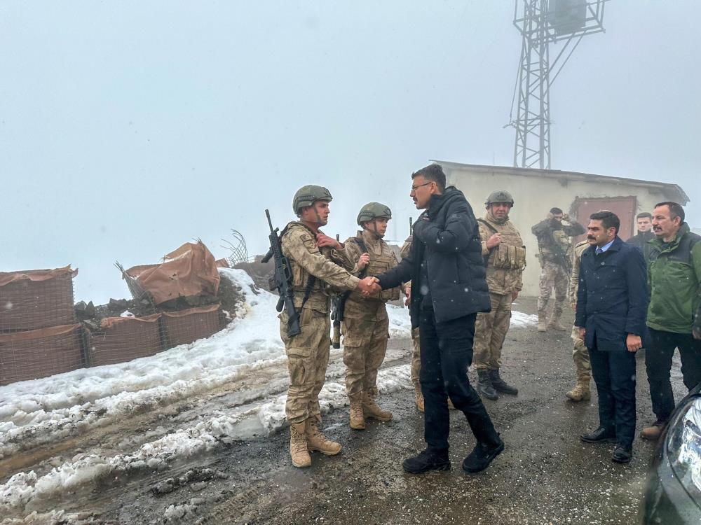 Vali Çelik, askerlerle bir araya geldi