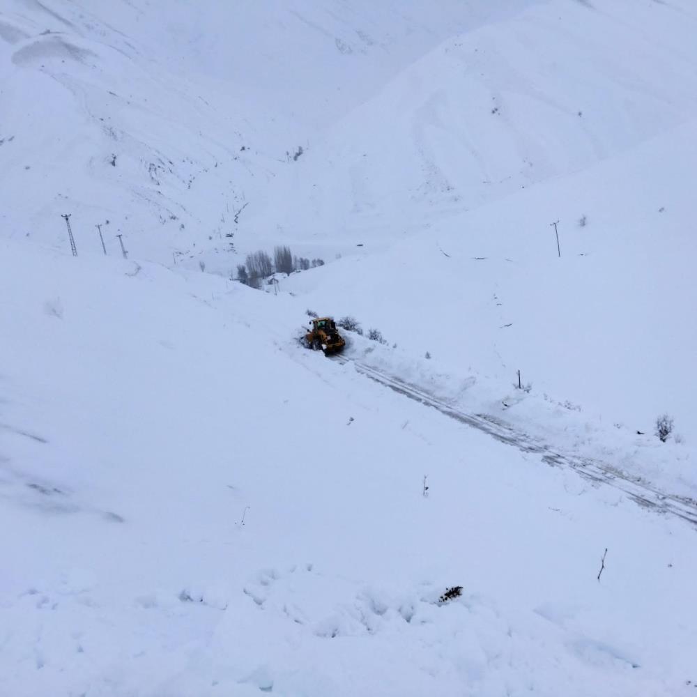 Hakkari’de 32 yerleşim yerinin yolu ulaşıma kapandı