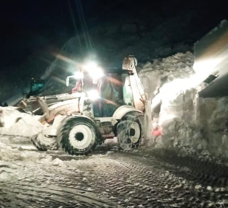 Van’da üzerine çığ düşen iş makinesi kurtarıldı