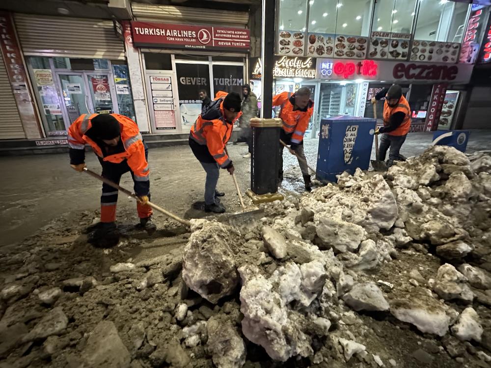 Yüksekova’da kar mesaisi devam ediyor