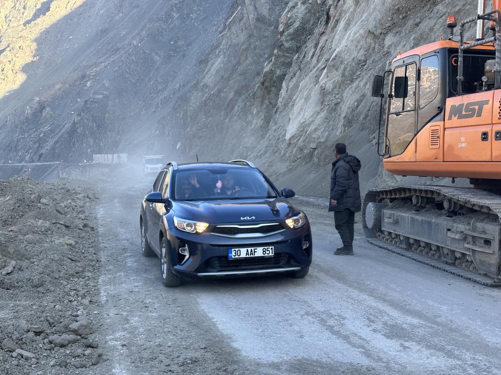 Heyalan nedeniyle kapanan Yüksekova-Van Karayolu tekrar ulaşıma açıldı