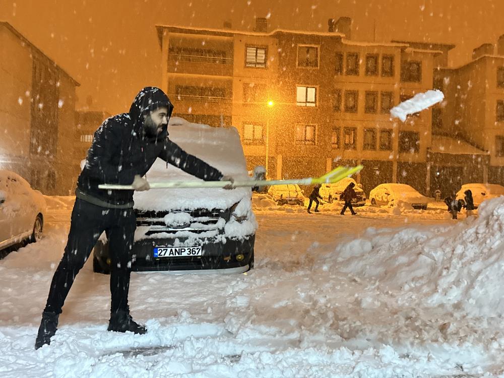 Yüksekova’da kar sevinci: Çocuklar karı eğlenceye çevirirken, gençler halay çekti