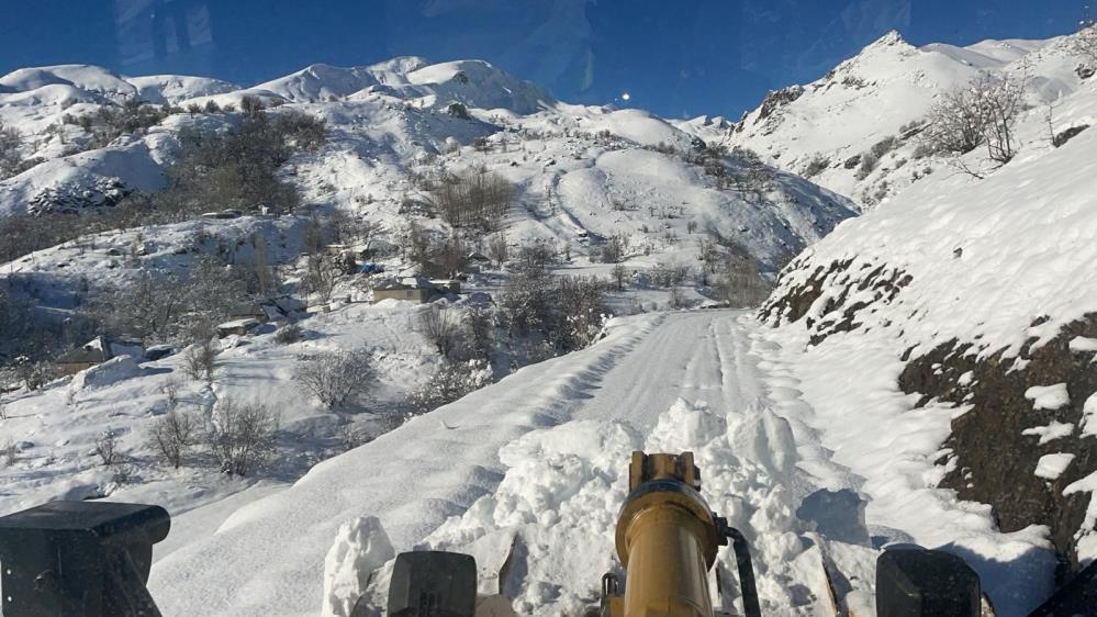 Hakkari’de 9 yerleşim yerinin yolu ulaşıma kapandı