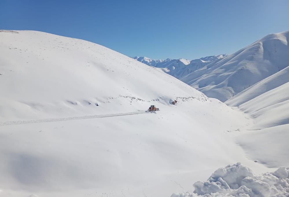 Hakkari’de 74 köy yolu ulaşıma açıldı