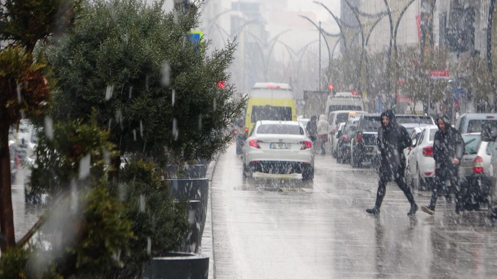 Van’da yoğun kar yağışı etkili oluyor