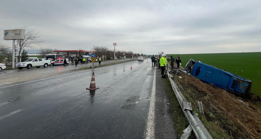 Diyarbakır’da cezaevi nakil aracı şarampole yuvarlandı: 20 yaralı