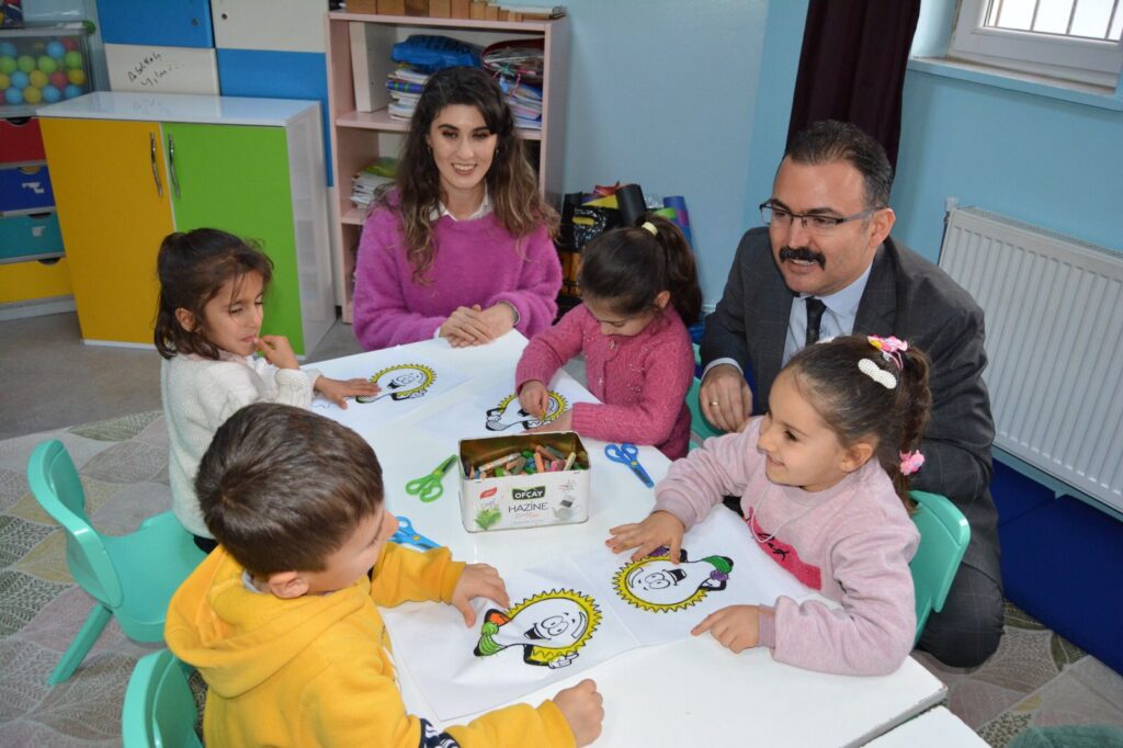 Kaymakam Ateş, öğrencilere oyuncak dağıttı