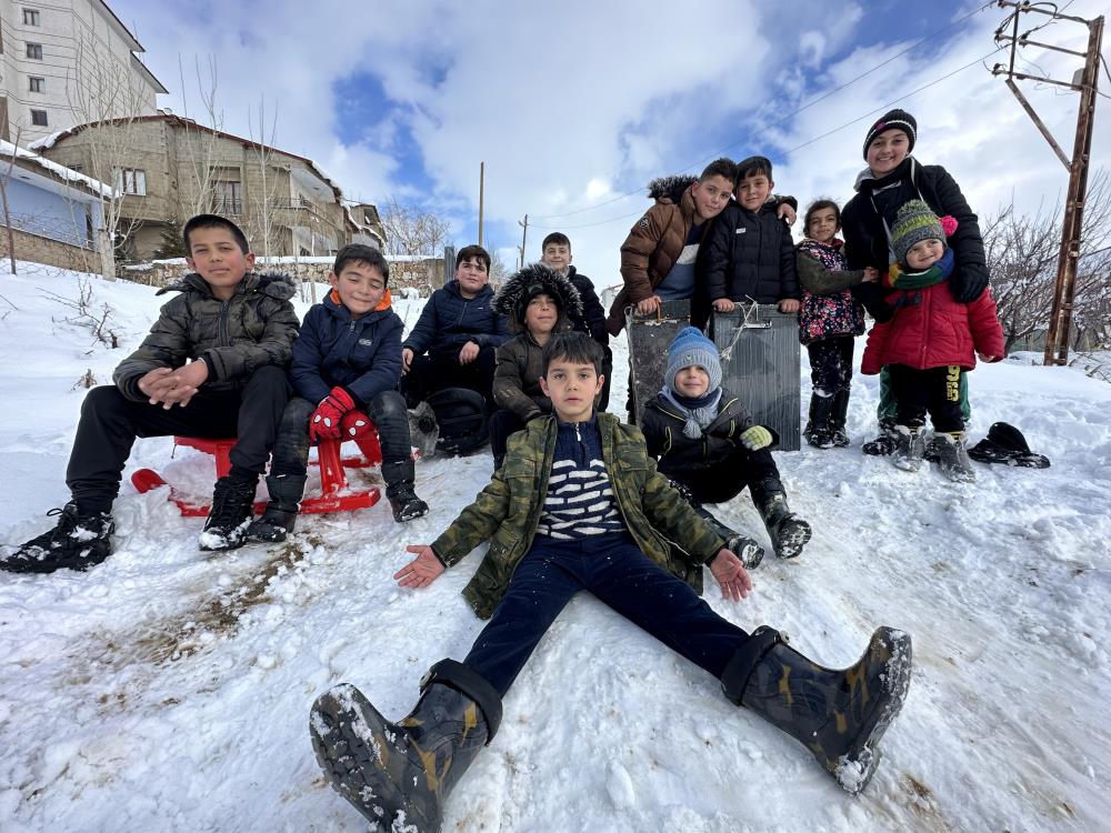 Yüksekova’da kar yağışına en çok çocuklar sevindi