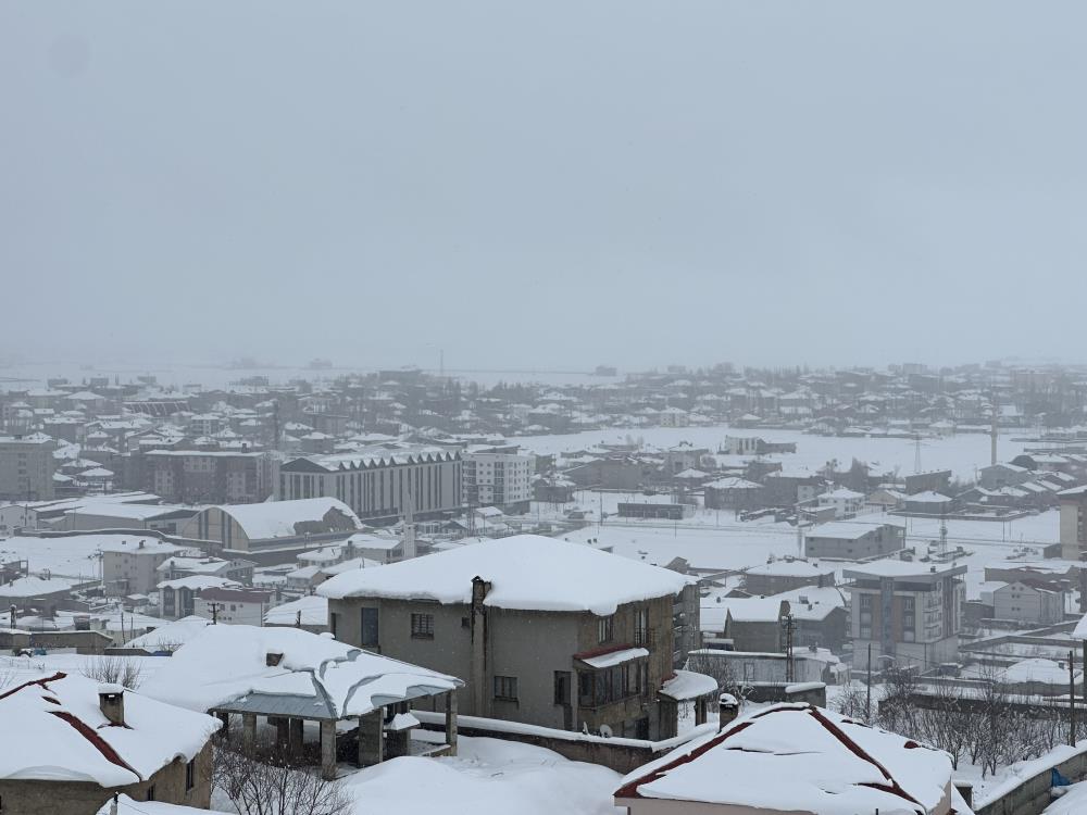 Yüksekova’da uçak seferlerine kar engeli