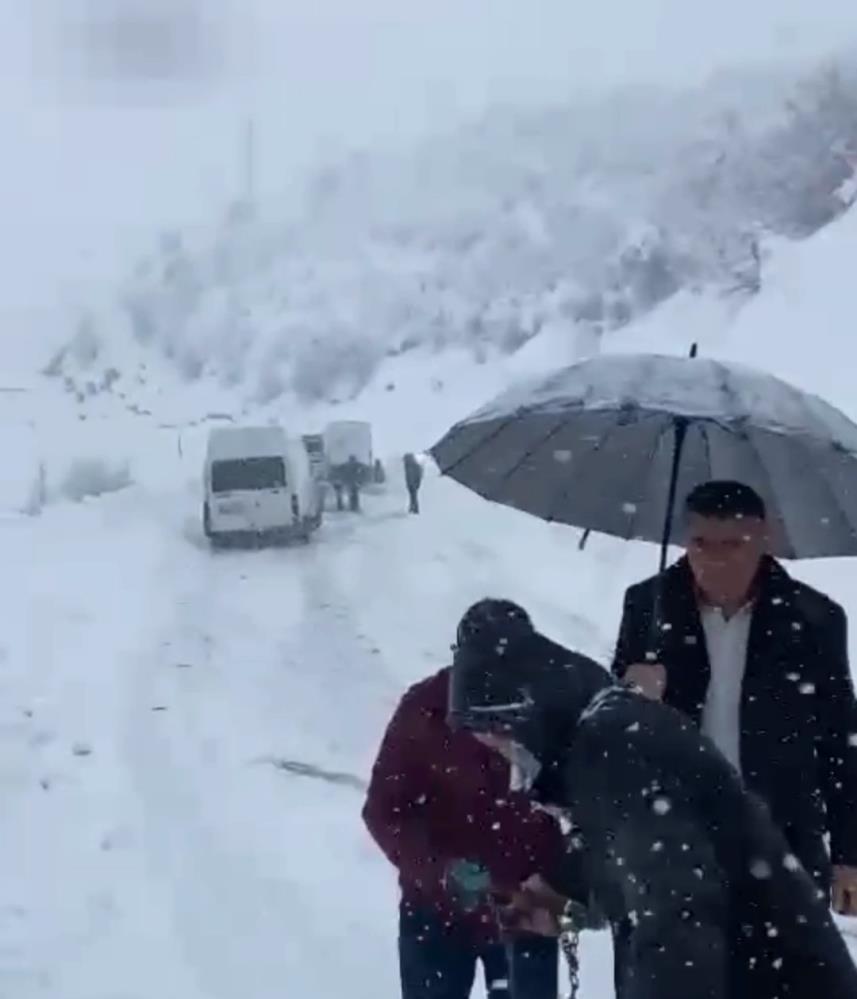 Şemdinli yolunda onlarca araç mahsur kaldı