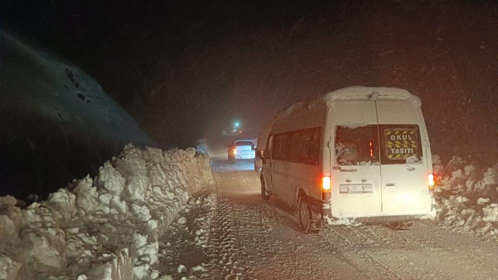 Derecik kara yolunda sürücüler zor anlar yaşadı