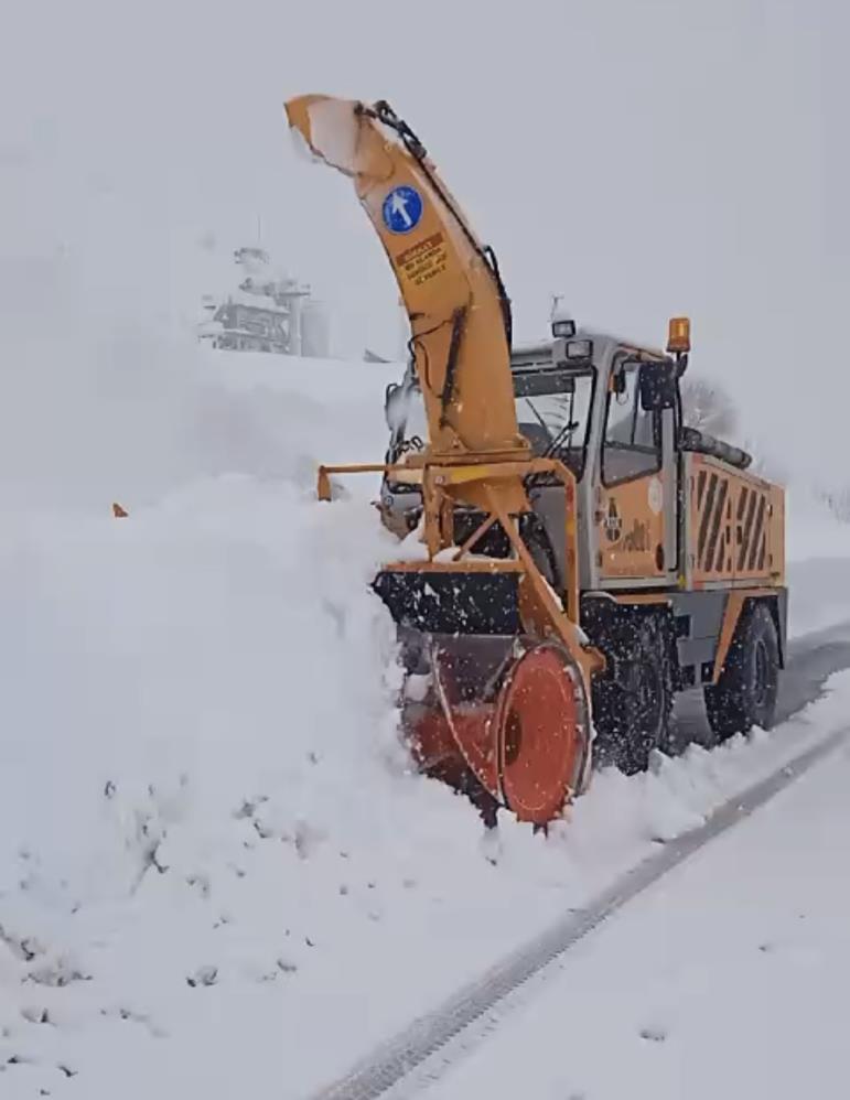 Hakkari’de 100 yerleşim yerinin yolu ulaşıma kapandı