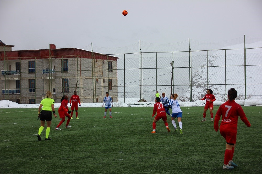 Kadınlar Süper Ligi: Hakkarigücü Spor: 4 – Adana İdman Yurdu: 0