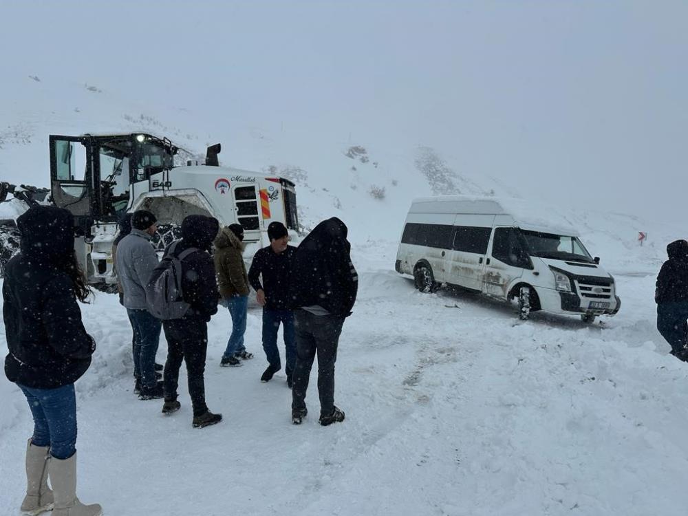 Hakkari’de karla mücadele çalışması devam ediyor